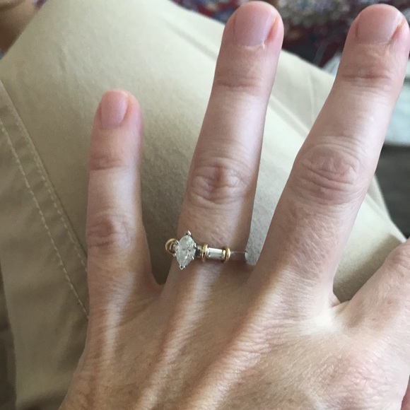 3/4 k Diamond with two side diamonds, 14k gold vintage engagement ring. - Picture 3 of 4